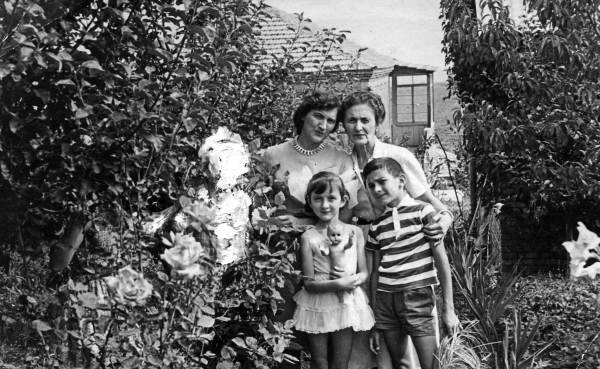 Иллюстрация к книге — Мемуары фрейлины императрицы. Царская семья, Сталин, Берия, Черчилль и другие в семейных дневниках трех поколений [i_023.jpg]