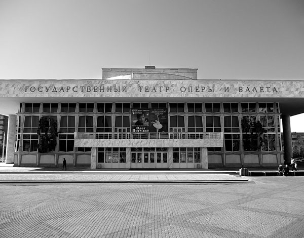 Иллюстрация к книге — Дмитрий Хворостовский. Две женщины и музыка [benua_vorostovskijj_page_036_image_0001.jpg]