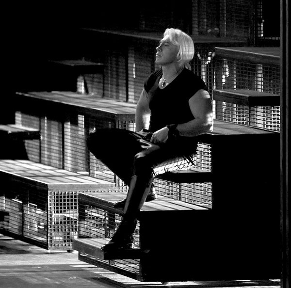 Иллюстрация к книге — Дмитрий Хворостовский. Две женщины и музыка [benua_vorostovskijj_page_078_image_0001.jpg]