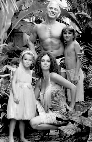 Иллюстрация к книге — Дмитрий Хворостовский. Две женщины и музыка [benua_vorostovskijj_page_198_image_0001.jpg]