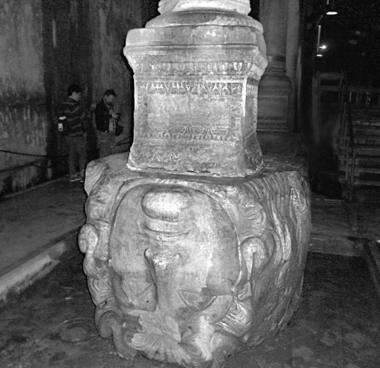 Иллюстрация к книге — Роксолана. Ведьма Османского гарема [i_066.jpg]