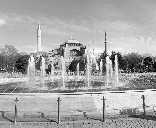 Иллюстрация к книге — Роксолана. Ведьма Османского гарема [i_070.jpg]