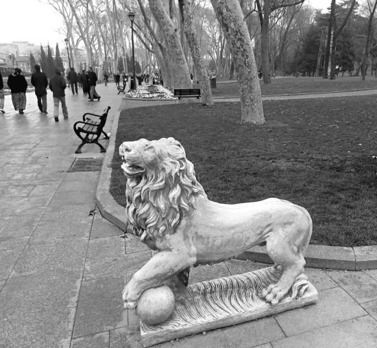 Иллюстрация к книге — Роксолана. Ведьма Османского гарема [i_075.jpg]