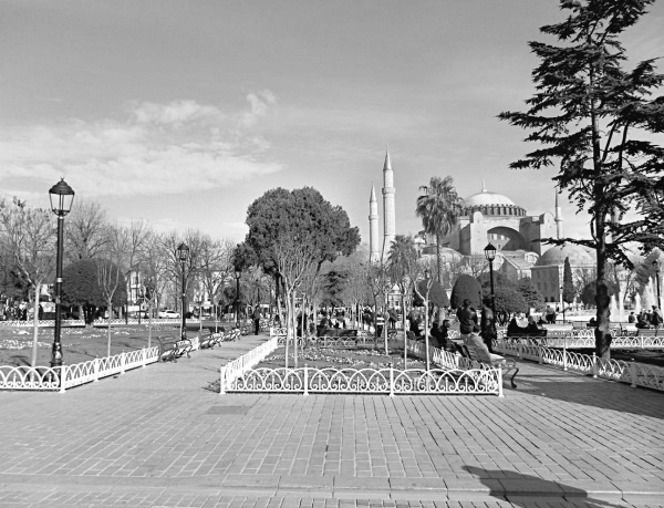 Иллюстрация к книге — Роксолана. Ведьма Османского гарема [i_083.jpg]