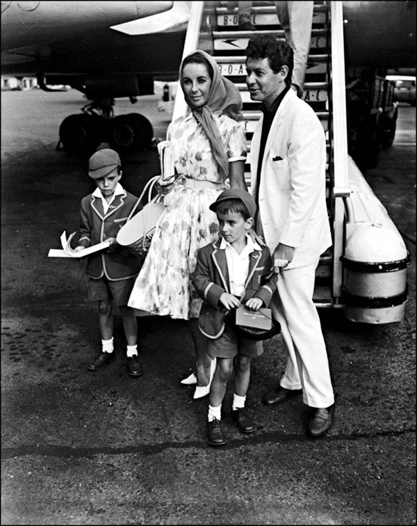 Иллюстрация к книге — Элизабет Тейлор. Клеопатра Голливуда [_215.jpg]