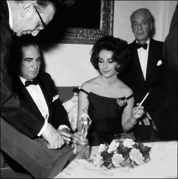 Иллюстрация к книге — Элизабет Тейлор. Клеопатра Голливуда [_223.jpg]