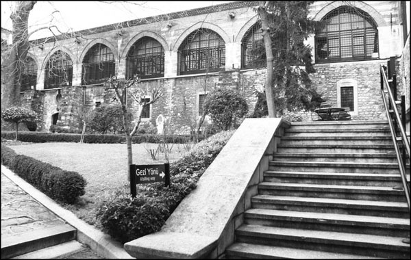 Иллюстрация к книге — Мерьем Узерли. Актрисы "Великолепного века" [_051.jpg]