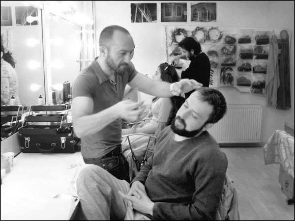 Иллюстрация к книге — Мерьем Узерли. Актрисы "Великолепного века" [_055.jpg]