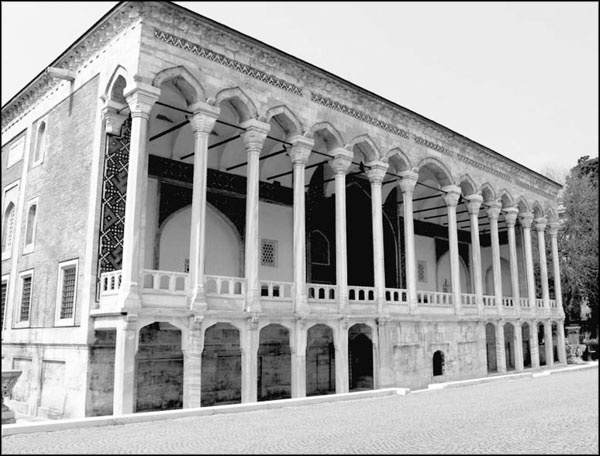 Иллюстрация к книге — Мерьем Узерли. Актрисы "Великолепного века" [_063.jpg]