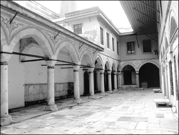 Иллюстрация к книге — Мерьем Узерли. Актрисы "Великолепного века" [_071.jpg]