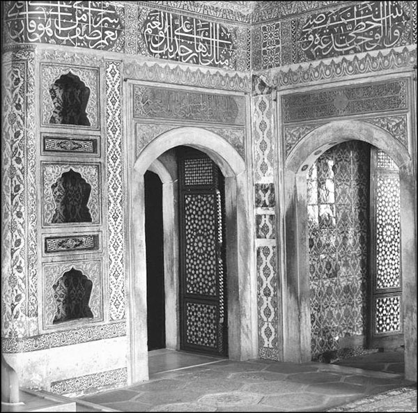 Иллюстрация к книге — Мерьем Узерли. Актрисы "Великолепного века" [_101.jpg]