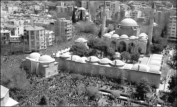 Иллюстрация к книге — Мерьем Узерли. Актрисы "Великолепного века" [_105.jpg]