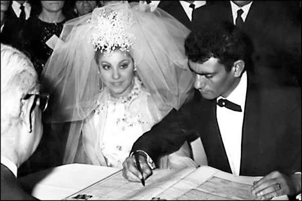 Иллюстрация к книге — Мерьем Узерли. Актрисы "Великолепного века" [_109.jpg]