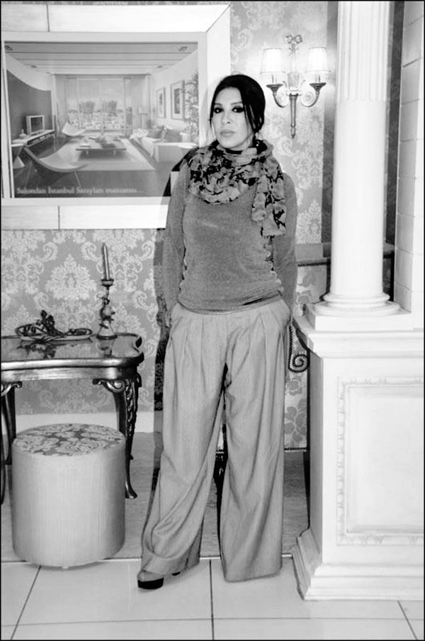 Иллюстрация к книге — Мерьем Узерли. Актрисы "Великолепного века" [_111.jpg]