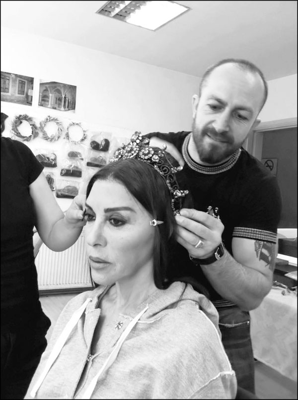 Иллюстрация к книге — Мерьем Узерли. Актрисы "Великолепного века" [_115.jpg]