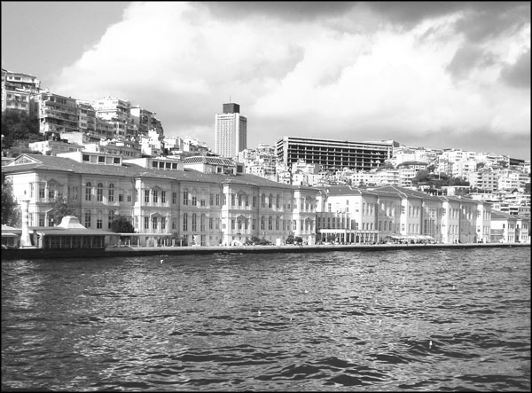 Иллюстрация к книге — Мерьем Узерли. Актрисы "Великолепного века" [_157.jpg]