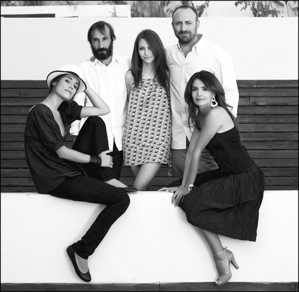 Иллюстрация к книге — Мерьем Узерли. Актрисы "Великолепного века" [_159.jpg]