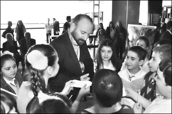 Иллюстрация к книге — Мерьем Узерли. Актрисы "Великолепного века" [_169.jpg]