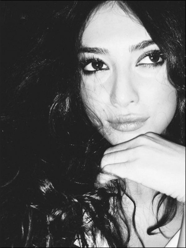 Иллюстрация к книге — Мерьем Узерли. Актрисы "Великолепного века" [_205.jpg]