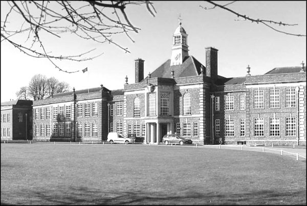 Иллюстрация к книге — Мерьем Узерли. Актрисы "Великолепного века" [_239.jpg]