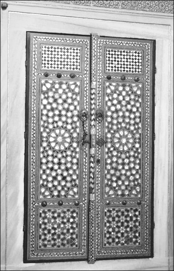 Иллюстрация к книге — Мерьем Узерли. Актрисы "Великолепного века" [_283.jpg]