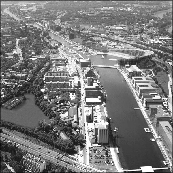 Иллюстрация к книге — Мерьем Узерли. Актрисы "Великолепного века" [_303.jpg]