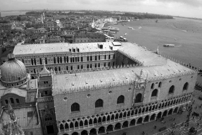 Иллюстрация к книге — Венецианский контракт [i_070.jpg]