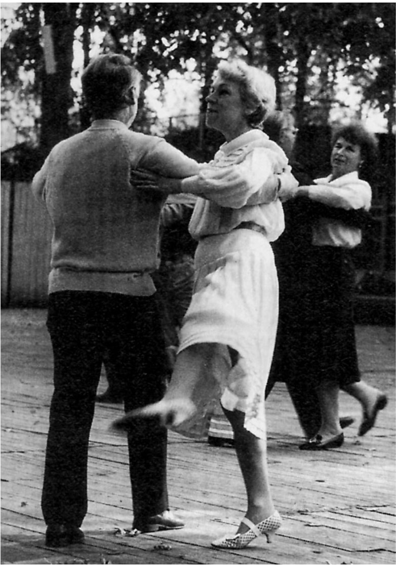 Иллюстрация к книге — Мужчина и женщина. Тело, мода, культура. СССР - оттепель [i_010.jpg]