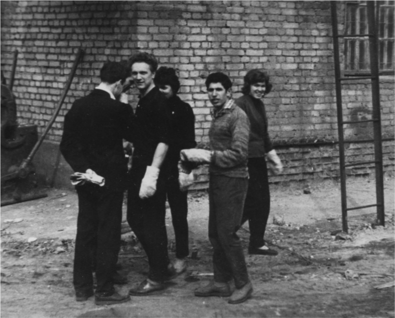 Иллюстрация к книге — Мужчина и женщина. Тело, мода, культура. СССР - оттепель [i_045.jpg]