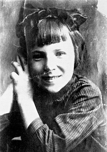 Иллюстрация к книге — Защищая Родину. Летчицы Великой Отечественной [i_004.jpg]