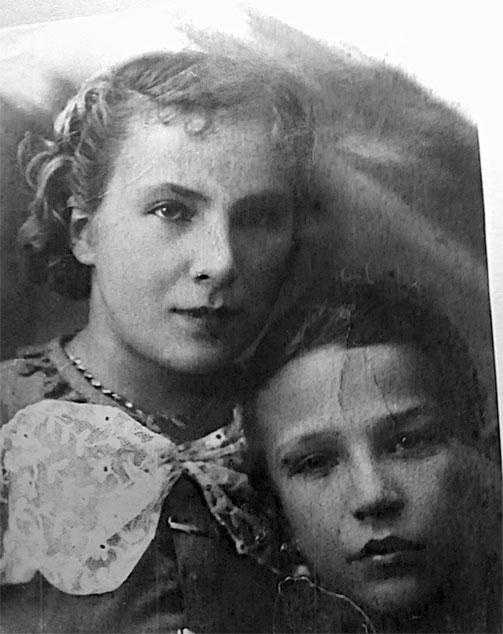 Иллюстрация к книге — Защищая Родину. Летчицы Великой Отечественной [i_005.jpg]