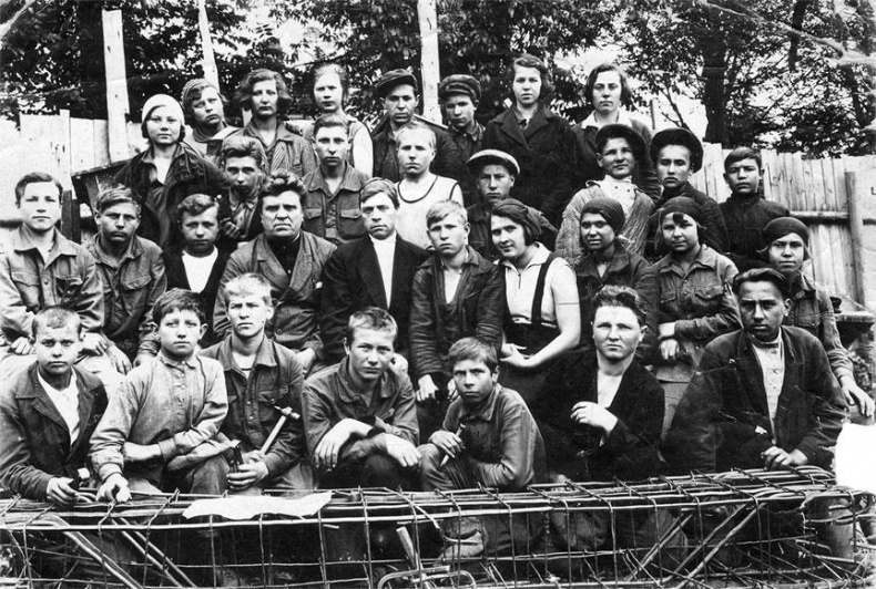 Иллюстрация к книге — Защищая Родину. Летчицы Великой Отечественной [i_007.jpg]