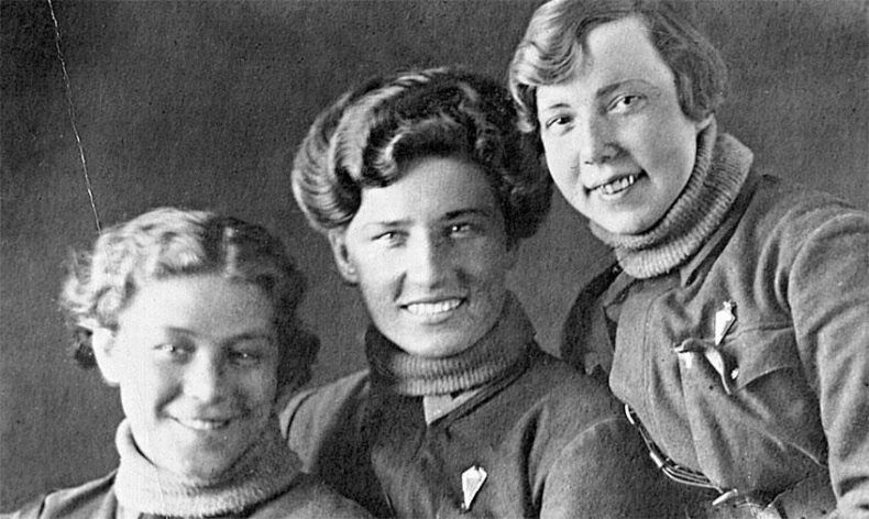 Иллюстрация к книге — Защищая Родину. Летчицы Великой Отечественной [i_009.jpg]