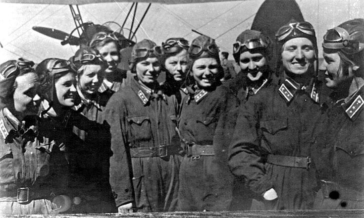 Иллюстрация к книге — Защищая Родину. Летчицы Великой Отечественной [i_010.jpg]