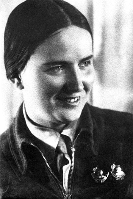 Иллюстрация к книге — Защищая Родину. Летчицы Великой Отечественной [i_011.jpg]