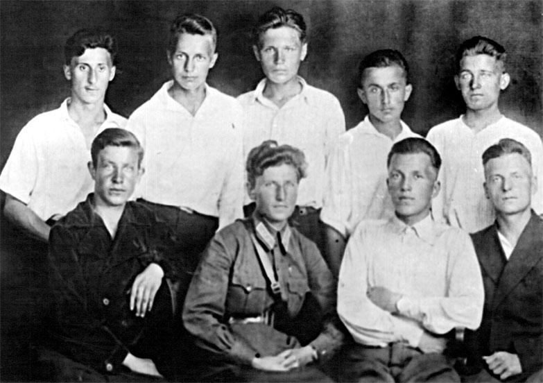 Иллюстрация к книге — Защищая Родину. Летчицы Великой Отечественной [i_012.jpg]