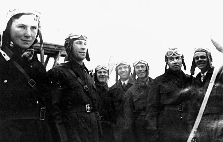 Иллюстрация к книге — Защищая Родину. Летчицы Великой Отечественной [i_013.jpg]