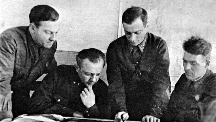 Иллюстрация к книге — Защищая Родину. Летчицы Великой Отечественной [i_015.jpg]