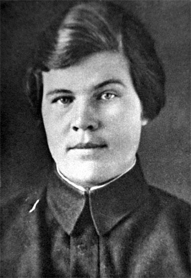 Иллюстрация к книге — Защищая Родину. Летчицы Великой Отечественной [i_018.jpg]