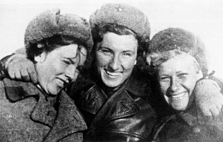 Иллюстрация к книге — Защищая Родину. Летчицы Великой Отечественной [i_019.jpg]