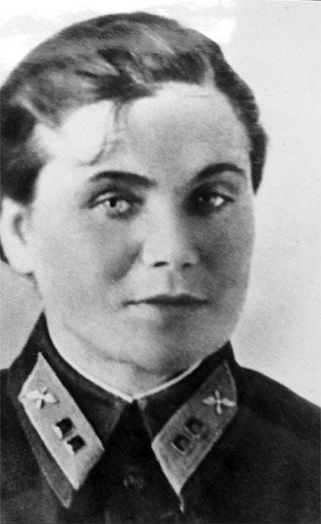 Иллюстрация к книге — Защищая Родину. Летчицы Великой Отечественной [i_020.jpg]