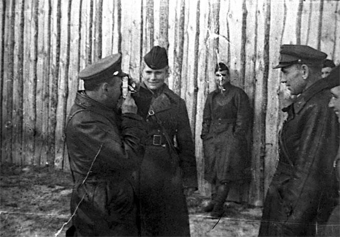 Иллюстрация к книге — Защищая Родину. Летчицы Великой Отечественной [i_022.jpg]