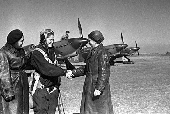 Иллюстрация к книге — Защищая Родину. Летчицы Великой Отечественной [i_025.jpg]