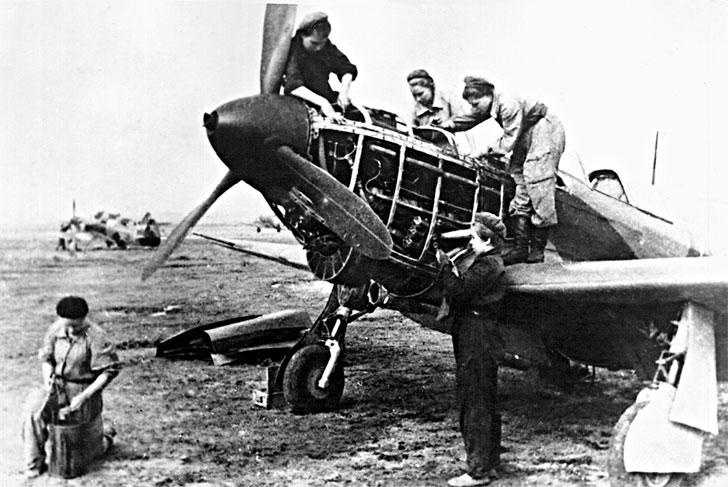 Иллюстрация к книге — Защищая Родину. Летчицы Великой Отечественной [i_026.jpg]