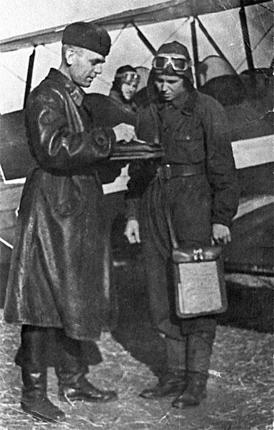 Иллюстрация к книге — Защищая Родину. Летчицы Великой Отечественной [i_027.jpg]