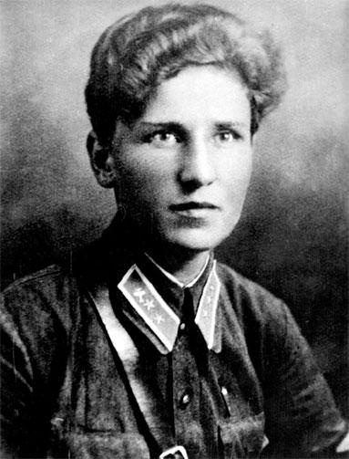 Иллюстрация к книге — Защищая Родину. Летчицы Великой Отечественной [i_033.jpg]