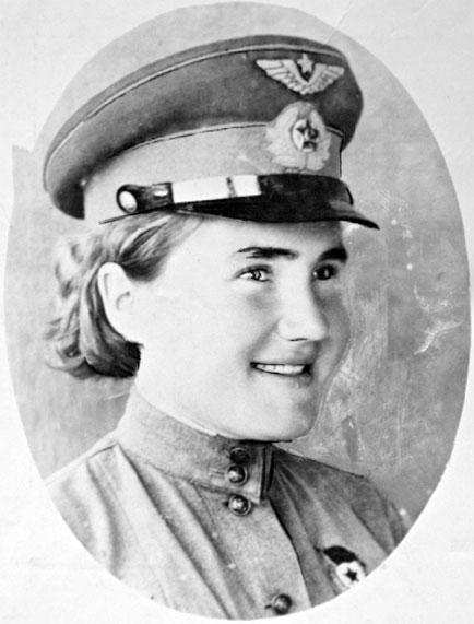 Иллюстрация к книге — Защищая Родину. Летчицы Великой Отечественной [i_036.jpg]