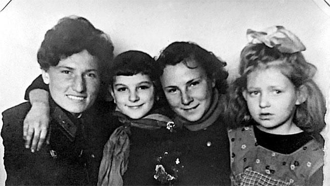 Иллюстрация к книге — Защищая Родину. Летчицы Великой Отечественной [i_037.jpg]