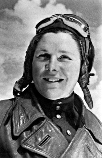 Иллюстрация к книге — Защищая Родину. Летчицы Великой Отечественной [i_052.jpg]