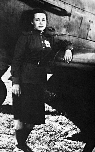 Иллюстрация к книге — Защищая Родину. Летчицы Великой Отечественной [i_054.jpg]